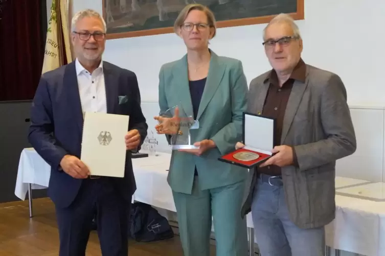 Feierliche Auszeichnung: Werner Lang (rechts) erh&auml;lt von Sportbund-Pr&auml;sident Rudolf Storck und Staatssekret&auml;rin Simone Schneider