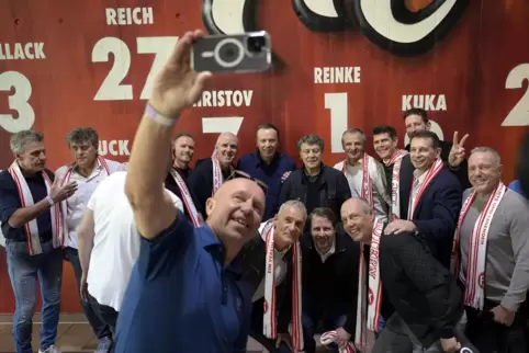Selfie für die Ewigkeit: Miroslav Kadlec (vorne) hält den Moment mit seinen Mitspielern fest.