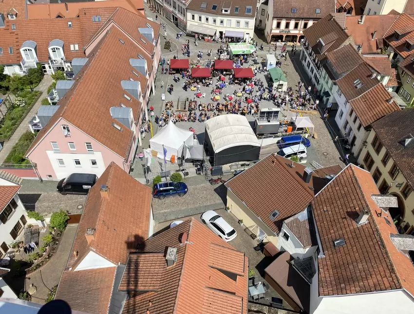 Blick von der Drehleiter der Feuerwehr auf den Römerplatz. Die kostenlosen Fahrten in luftige Höhen für alle Furchtlosen sind je