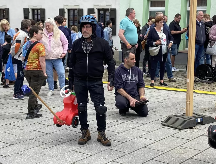 Stadtbeigeordneter Jamill Sabbagh in Startposition vor seinem großen Bobbycar-Einsatz.