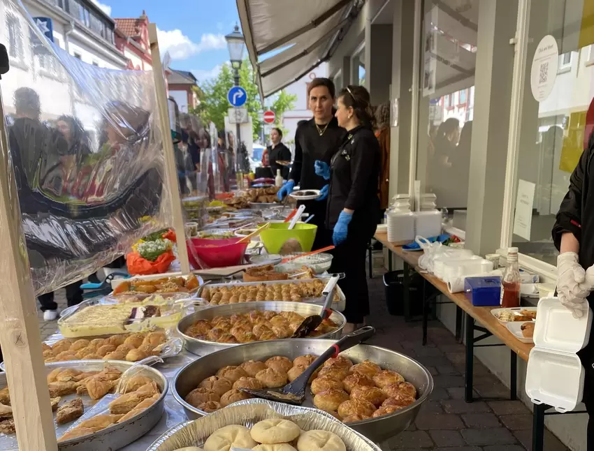 Das reichhaltige türkische Büffet lockte viele Besucher.