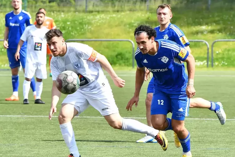 Doppel-Torschütze: FKP-Außenangreifer Luka Dimitrijevic (vorne in Blau), hier beim Zweikampf mit Gonsenheims Kapitän Damir Bekta