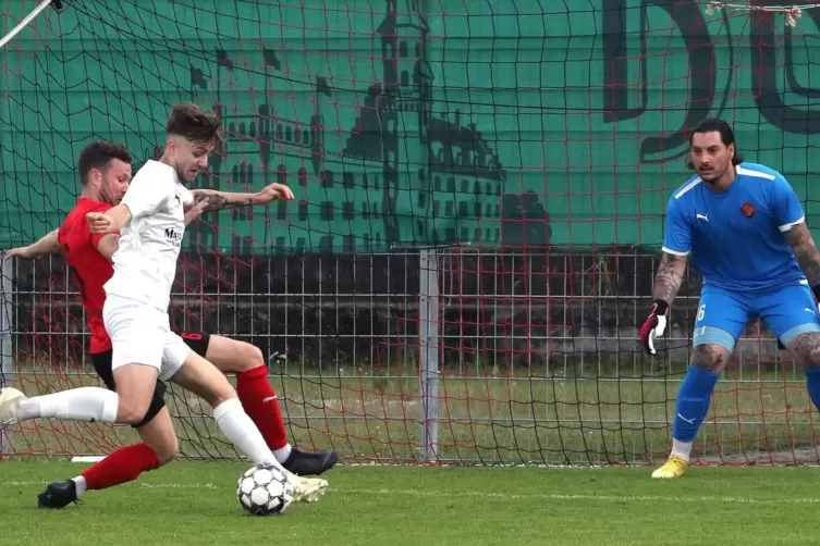  Roman Werling versucht den Offenbacher Jonas Dörrzapf zu stören. Im Jockgrimer Tor Yannik Sahin. 