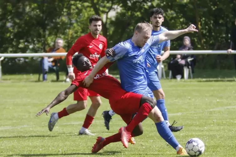 Kampf um den Ball: Links in Rot Samsidin Dino Sonko vom TuS Rüssingen, rechts Florian Maaß von der TSG Bretzenheim.