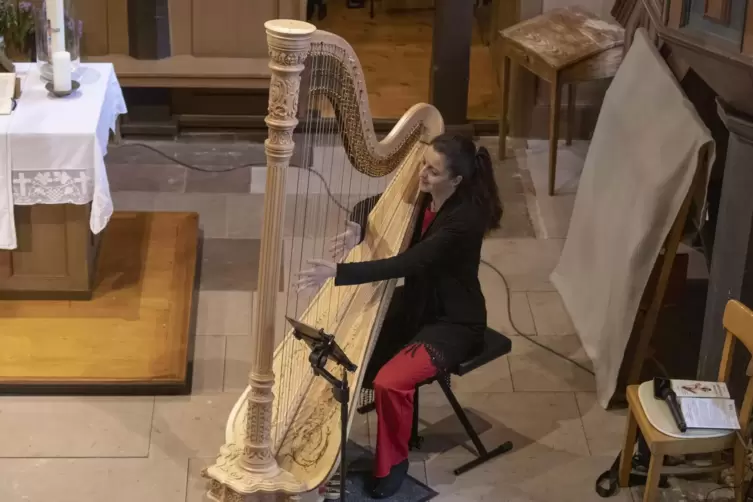 Harfenistin Silke Aichhorn gestaltete den Auftakt der diesjährigen Donnersbergiade- Konzertreihe 