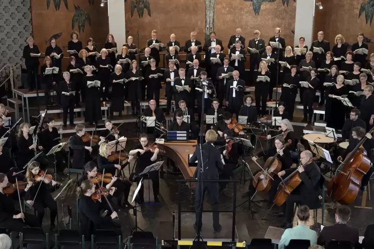 Das Heidelberger Kantatenorchester war eine in allen Teilen zuverlässige Stütze für den rund 60-köpfigen Chor für Geistliche Mus