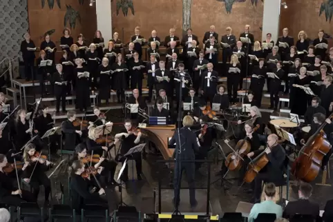 Das Heidelberger Kantatenorchester war eine in allen Teilen zuverlässige Stütze für den rund 60-köpfigen Chor für Geistliche Mus