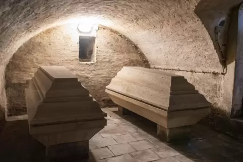 In der Gruft der Bergkirche stehen zwei Sarkophage. 