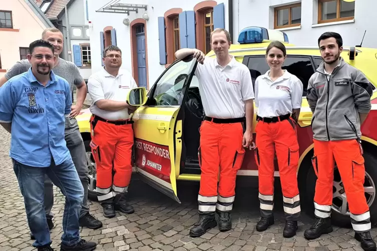 Haben das Projekt „First Responder“ in Altrip möglich gemacht: Ortsbürgermeister Volker Mansky sowie die Johanniter Unfallhelfer