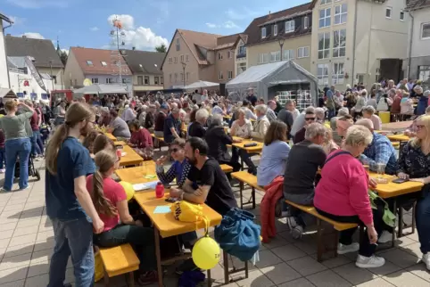 Viel los auf dem Schlossplatz in Winnweiler.