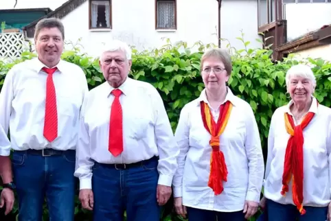 Singen seit Jahrzehnten im Verein (von links): Karlheinz Knabe (40 Jahre), Thomas Groh (40), Heinz Diehl (70), Beate Schreiber (