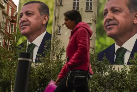 Die Wahlplakate in der Türkei werden noch ein bisschen hängenbleiben. 