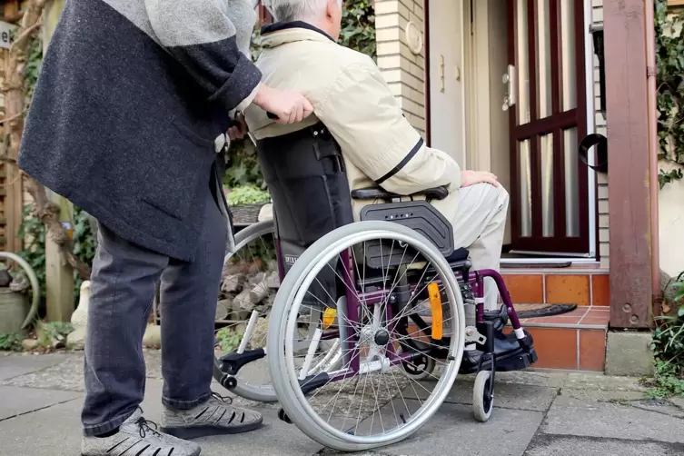 Wenn die 72-Jährige in ihrem zweiten Rollstuhl ohne elektrischen Antrieb größere Strecken zurücklegen will, ist sie auf fremde H