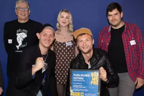 Strahlende Sieger: Mitglieder der Band Horsch mol hi und am Videodreh Beteiligte. 