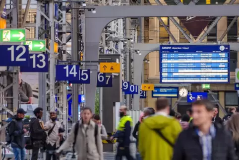 Der für Montag drohende totale Stillstand des Bahnverkehrs durch einen EVG-Warnstreik wurde zwar abgewendet, aber eine ganze Rei