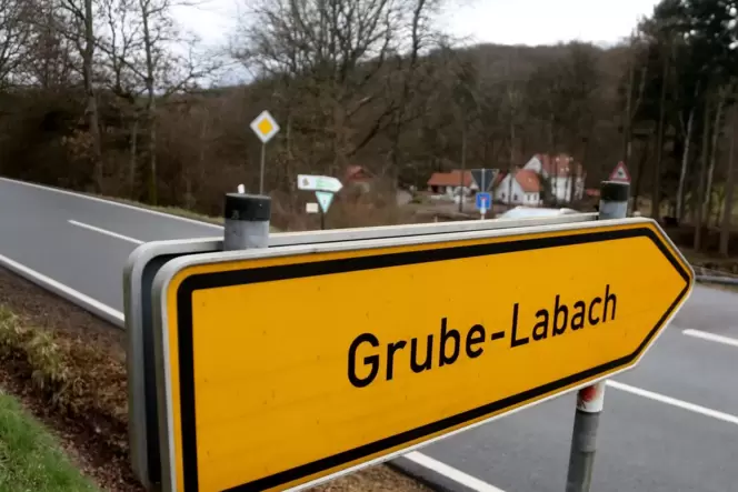 Hier geht es offiziell zur Grube Labach. Viele Fahrer bevorzugen jedoch den Wirtschaftsweg.