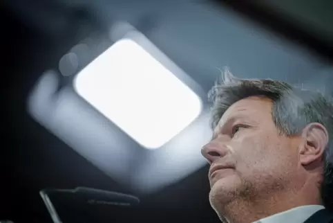 Auch er steht derzeit gnadenlos im Rampenlicht: Bundeswirtschaftsminister Robert Habeck von den Grünen. 