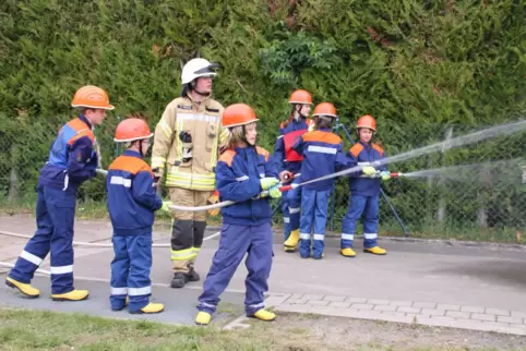 Wasser marsch: Der fiktive Wingertsbrand wird professionell von der Bambini-Feuerwehr gelöscht. 