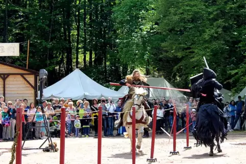 Publikumsmagnet waren die Ritterturniere, vor allem jene zu Pferd.