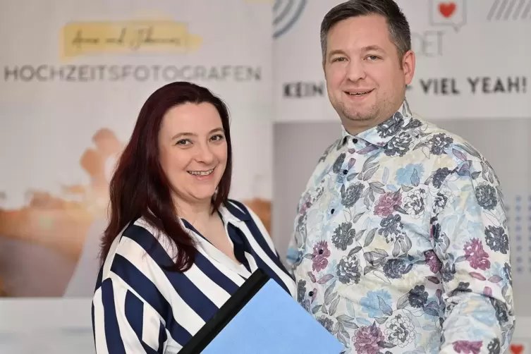 Traurednerin und Fotograf: &bdquo;Anna und Johannes&ldquo; begleiten seit zehn Jahren Hochzeitspaare.