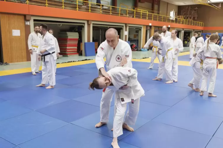 Training mit einer Koryphäe: Josef Djakovic (Bildmitte) zeigt, wie Selbstverteidigung funktioniert.