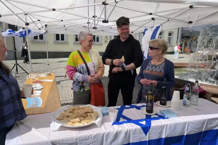 Israelische Kulinarik präsentierten Andrea Lanzenstiel (links), Pfarrer Andreas Keller und Elsa Vorbrodt beim Israel-Tag auf dem