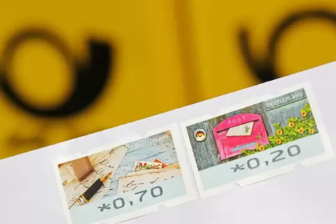 Die Deutsche Post will vorzeitig das Briefporto erhöhen.