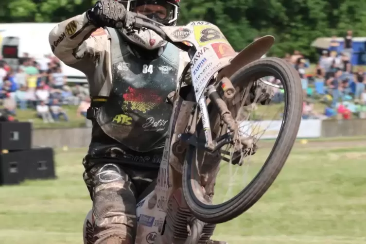 Feiert mit &bdquo;Wheelie&ldquo;: Martin Smolinski. 