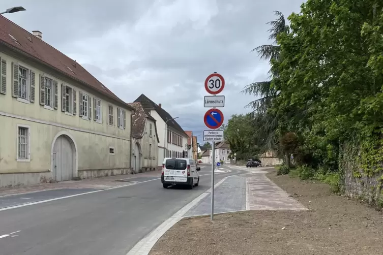 Neu sind die straßenbegleitenden Parkplätze rechts und links der Fahrbahn. 