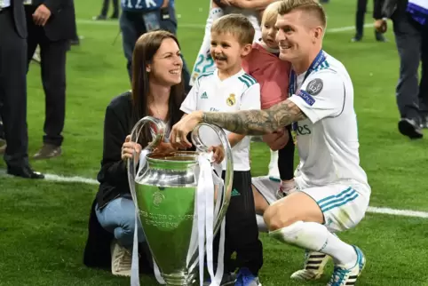 Toni Kroos – hier 2018 mit seiner Familie – gewann die Champions League schon fünfmal. 