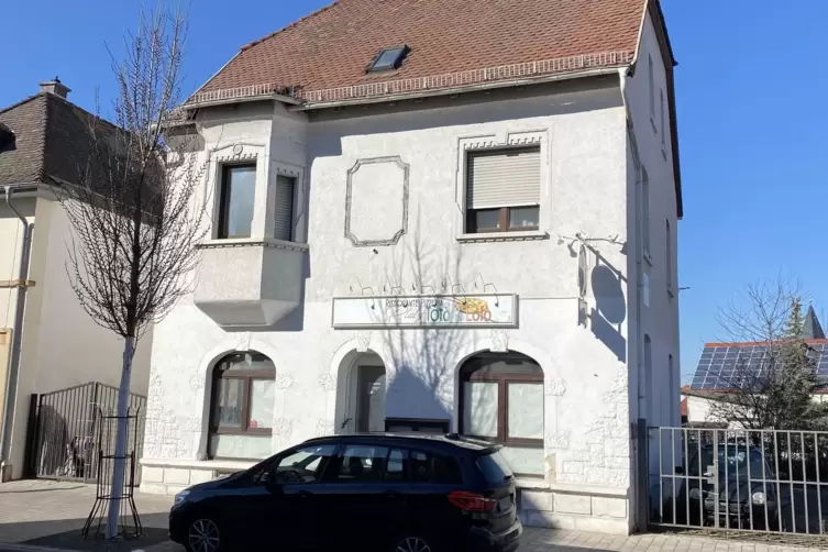Das Geb&auml;ude war vor der Sanierung stark renovierungsbed&uuml;rftig. 