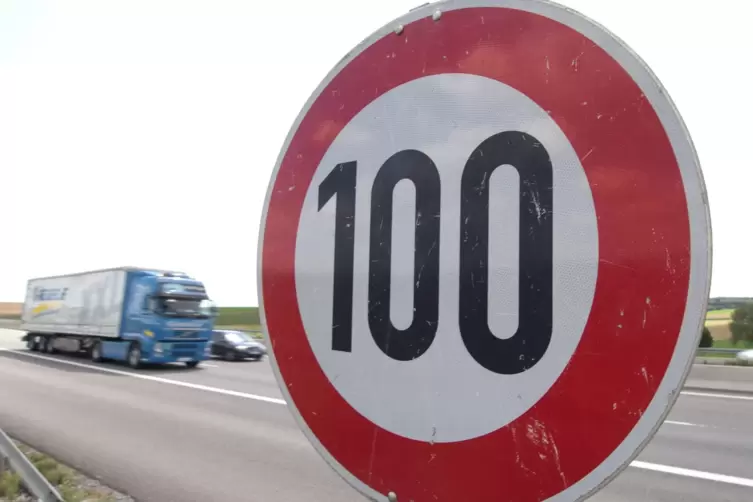 Die Einführung von Tempo 100 auf Autobahnen hätte wahrscheinlich einen deutlich höheren Klimaschutz-Effekt als das Deutschland-T