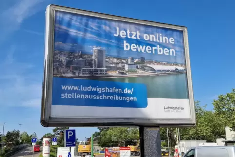 „Jetzt online bewerben“: Cityboard wenige Meter vom Rathaus entfernt. Mit dieser Kampagne will die Stadt Aufmerksamkeit erzeugen