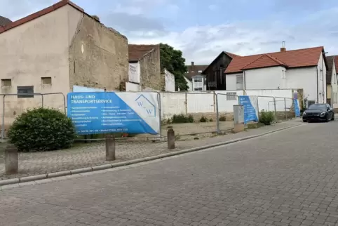 Darum geht’s: die Fläche in der Neuhofener Straße in Waldsee, die zum Parkplatz werden soll. 