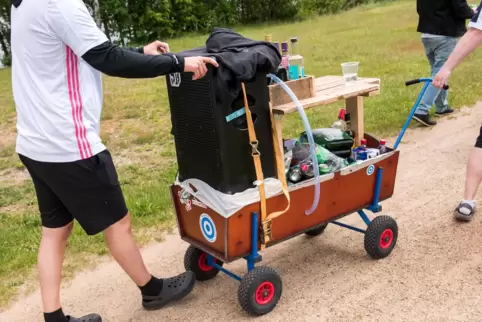 Häufig zu sehendes Bild am Vatertag: Männer, die häufig gar keine Väter sind, sind mit dem Bollerwagen unterwegs. 
