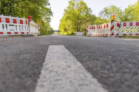 Wegen der angebohrten Wasserleitung muss die Landstraße zunächst instandgesetzt werden. Autofahrer werden über Homburg-Bruchhof 