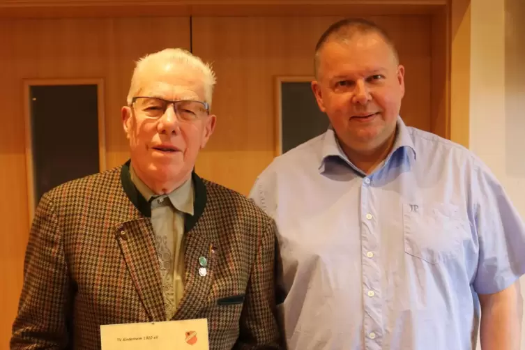 Für 50 Jahre wird Hans Prior (links) vom Vorsitzenden Gerald Knechtel geehrt.