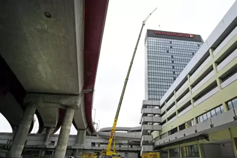 Ein rund 80 Meter hoher Kran hievt aktuell Abbruchmaterial vom Rathausdach. Die Traglast liegt bei 300 Tonnen. 