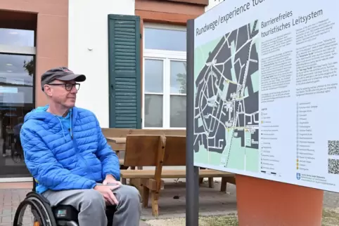 Hat die Stadt bei der Umsetzung des Rundwegesystems beraten: Rollstuhlfahrer Michael Schneider vor der Infotafel an der Stadthal