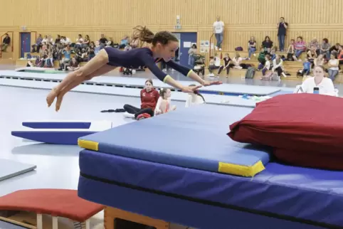Pfalzmeisterschaft in der Sporthalle der IGS Otterberg: Anastasia Saß beim Sprung in der Altersklasse 9. 