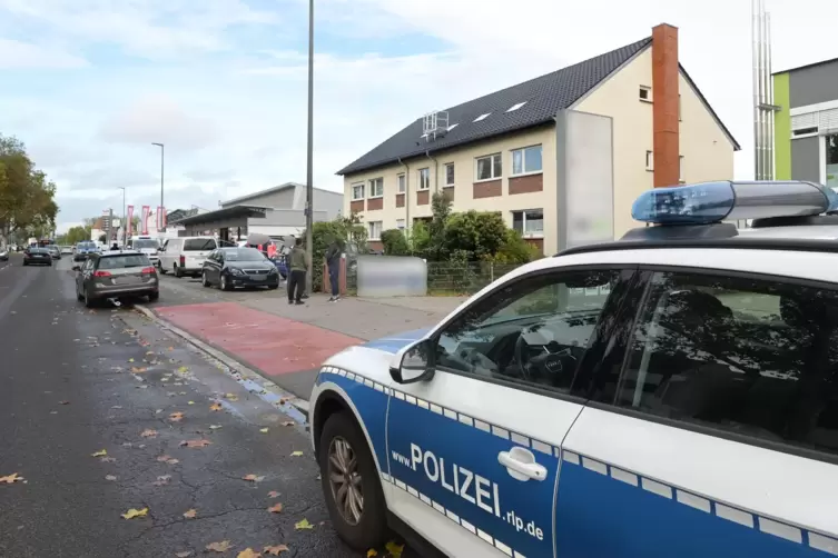 Tatort: Eine Mutter und deren 16-j&auml;hrige Tochter wurden in einem Mehrfamilienhaus an der Wormser Landstra&szlig;e in Speyer schwer ver