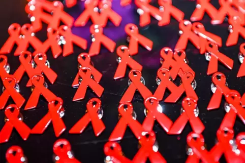 Die rote Schleife ist ein Zeichen der Solidarität mit Aidskranken.