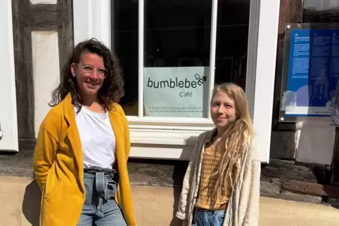 Katleen Ackers (links) und Judith Bernert vor ihrem Bumblebee-Café in der Kandeler Hauptstraße.