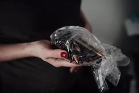 Eine Scharfschützin der ukrainischen Armee zeigt die Munition, die sie nutzt.