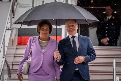 Bundeskanzler Olaf Scholz (SPD) und seine Ehefrau Britta Ernst kommen am Flughafen in Hiroshima an. 