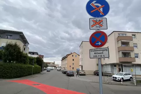 Die Schilder stehen schon, der modale Filter ist farbig markiert. In einer Woche ist die Durchfahrt dicht. 