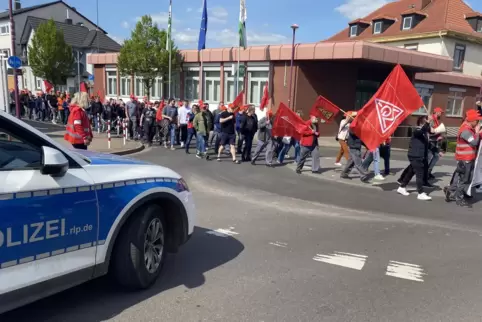 Mit mächtig viel Radau zogen rund 180 Protestler von der Stadthalle zum Borg-Warner-Werk. Mit mächtig viel Radau zogen rund 180 Protestler von der Stadthalle zum Borg-Warner-Werk.