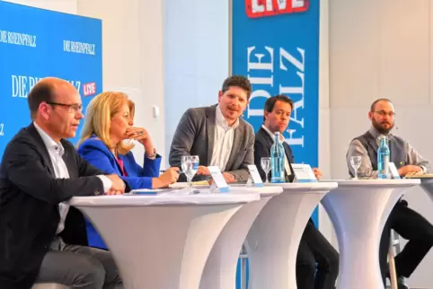 Stellten sich den Fragen von RHEINPFALZ-Lokalchef Jörg Schmihing (Mitte): die OB-Kandidaten Bernd Knöppel (CDU), Aylin Höppner (