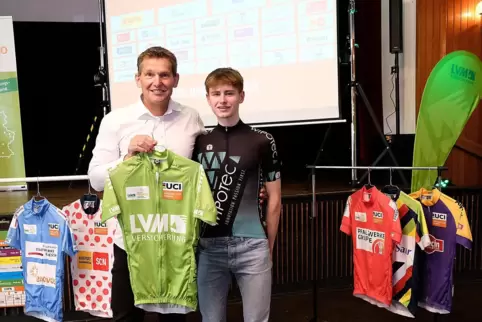 Noch ist es nicht so weit, dass Rennleiter Andreas Walzer (links) das grüne Führungstrikot übergeben kann. Máté Balász aus Niede