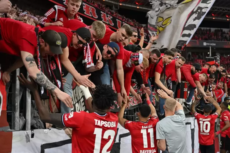Leverkusens Spieler bedanken sich bei den Fans.